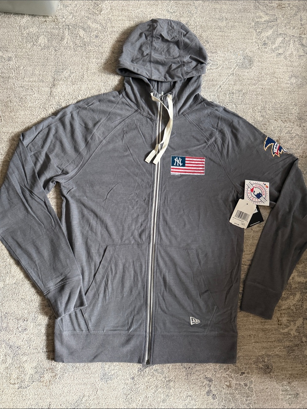 Men’s New Era lightweight hoodie
Size M
Color:gray 
NWT